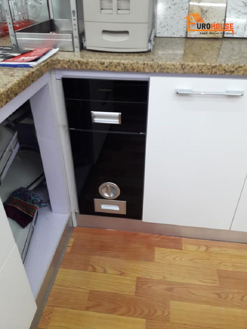 Sử dụng thùng đựng gạo Eurogold-C300 thay cho cánh tủ bếp